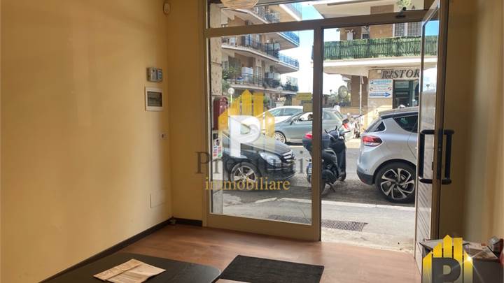 Commercial Premises / Showrooms for rent in Roma